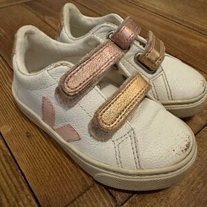 GUC toddler size 8 (runs small!) Veja sneakers.